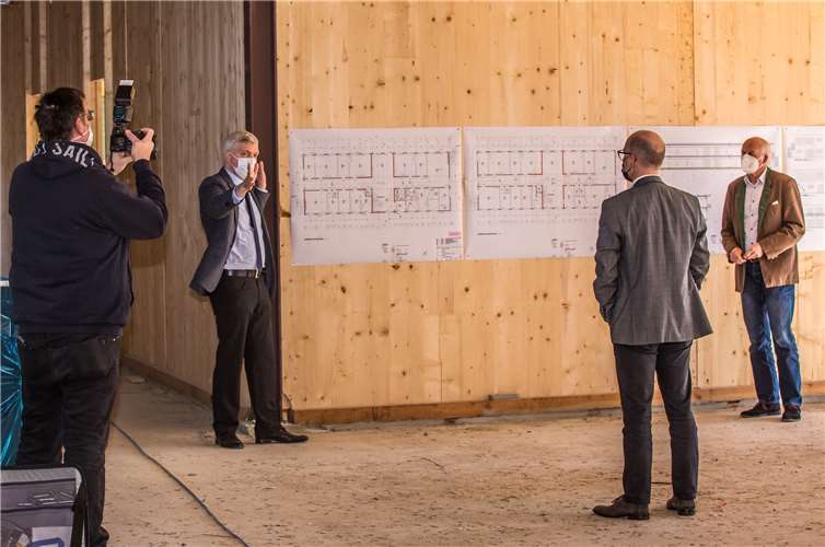 Architekt Feils erklärt der Stadt Spitze die Eigenschaften des neuen, nachhaltigen Gebäudes.