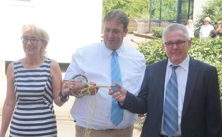 Architekt Hans Dieter Neuer (re.) überreichte nach dem Festaktdie symbolischen Schlüssel für die neue Halle.
