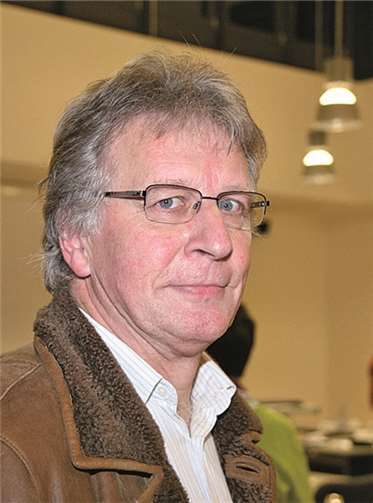 Architekt Harald Brühl aus Kaltenengers hat schon oft für die Verbandsgemeinde Maifeld gearbeitet und stellte dem Verbandsgemeinderat jetzt seine Pläne vor, wie ein anzubauender Aufzug die Erreichbarkeit der Verwaltung vom Hans-Baulig-Platz aus verbessern wird. WE