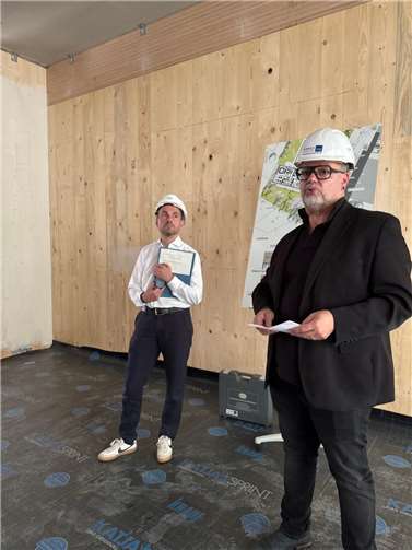 Architekt Jens. J. Ternes (rechts) gibt Oberbürgermeister David Langner (links) einen Überblick über den aktuellen Sachstand.