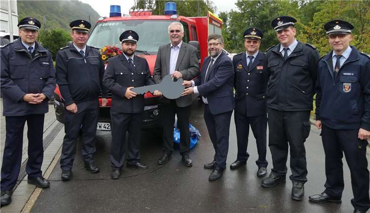 Architekt Jürgen Holl übergab zusammen mit BM Wolfgang Lambertz den Gebäudeschlüssel an Moselkerns Wehrführer Tobias Gibbert. Fotos: TE