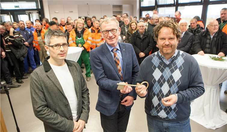 Architekt Michael Unger (links) übergab den Schlüssel für das neue Sozialgebäude des städtischen Betriebshofs an Bürgermeister Guido Orthen (Mitte) und Bauamtsleiter Jens Heckenbach.JOST