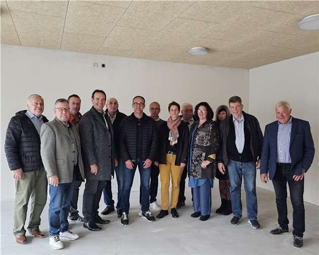 Architekt Peter Meurer (6.v.li.) zeigte dem Bürgermeister der VG Weißenthurm, Thomas Przybylla (4.v.li.), dem Ersten Beigeordneten Winfried F. Erbar (2.v.li.), dem Beigeordneten Günther Oster (li.), Bauamtsleiter Gino Gilles (3.v.li.), Fachbereichsleiter Sven Normann (7.v.re.), Kita-Leiterin Diana Weber von der Kita gGmbH (4.v.re.) mit zwei weiteren Vertreterinnen der Kita gGmbH und den Fraktionsspitzen des VG-Rates die zukünftige Kita im Weißenthurmer Schultheispark.  Foto: VG Weißenthurm / Veronika Thrien