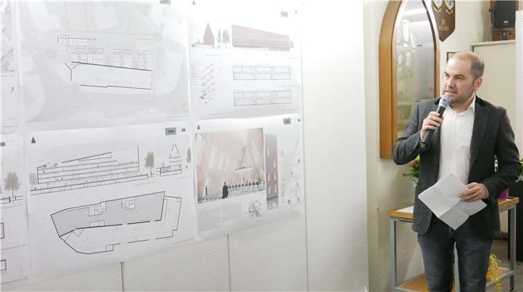 Architekt Peter Strobel erläuterte die Grundzügedes Sieger-Entwurfs aus Hamburg. Fotos: -GBA-