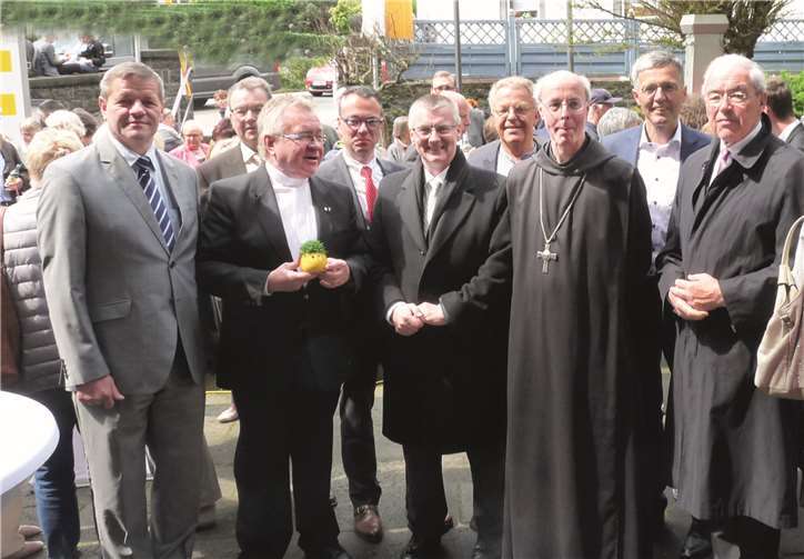 Architekt Reinhold Euskirchen (v. l.), Verwaltungsratsvorsitzender Fred Geilen, Pastor Ralf Birkenheier, Thomas Schneider (1. Beigeordneter der Stadt), Landrat Dr. Alexander Saftig, Elmar Schmitz (Vorstandsvorsitzender der Volksbank RheinAhrEifel eG), Abt em. Benedikt Müntnich, Karl-Josef Esch (Vorstandsvorsitzender der Kreissparkasse Mayen) und Gernot Mittler (Staatsminister a.D.).