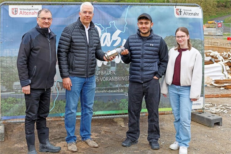 Architekt Wolfgang Rumpf, Bürgermeister Gieler, Ahmed Ahmed und Emily Raupach, Schüler der Ahrtalschule.