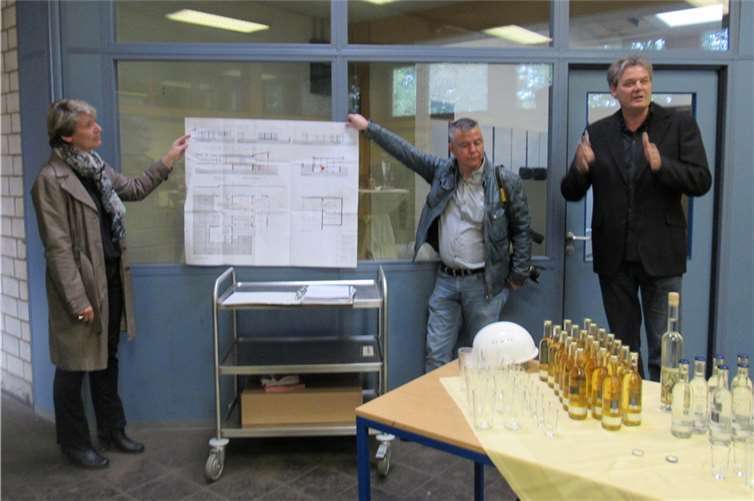 Architektin Agnes Hessel, Gerd Neuwirth und Ulrich Busch (Kreisverwaltung) bei der Erläuterung der Baumaßnahme.