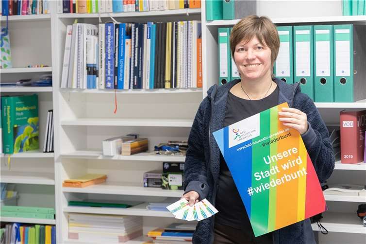 Kampagne #wiederbunt: Bad Neuenahr-Ahrweiler erhält wieder Farbe Architektin Marion Steup mit ihren neuen Visitenkarten im #wiederbunt-LookFoto: Stadtverwaltung Bad Neuenahr-Ahrweiler