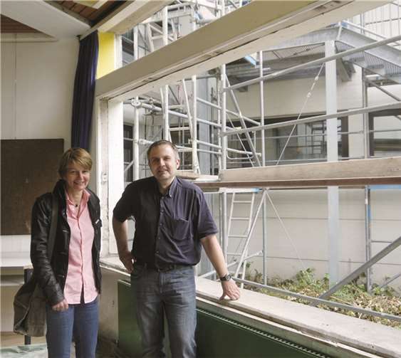 Architektin Sabine Clahsen und Andreas Schmickler (Gebäudemanagement, Gemeinde Swisttal) bei einer Baustellenbegehung in der Sekundarschule. (v.l.) Privat