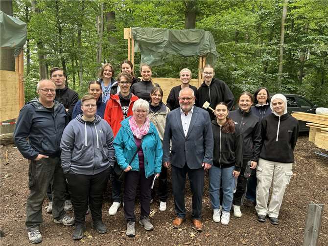 Architekturstudierende der Hochschule Koblenz bauen aktuell eine Überdachung für das Waldklassenzimmer im Kinderheilwald Lahnstein. Fotos: Mira Bind / Stadtverwaltung Lahnstein