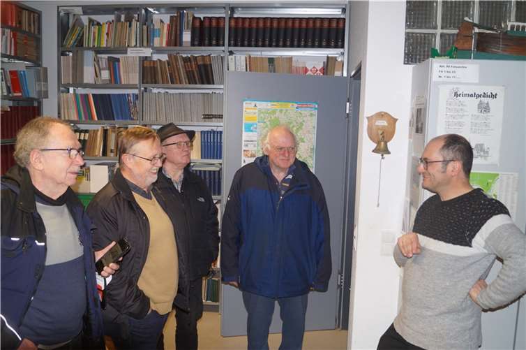Archivar Bernd Geil (rechts) stand kompetent Rede und Antwort beim Besuch im Stadtarchiv Lahnstein, zu welchem die Kolpingfamilie Lahnstein, St. Martin eingeladen hatte.  Foto: Kolping St. Martin/privat