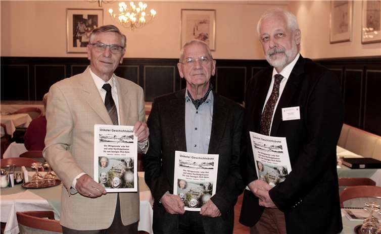 Archivar Wilfried Meitzner, Autor Piet Bovy und der 2. Vorsitzende Werner Geißler präsentierten den neusten Geschichtsboten. Foto: DL