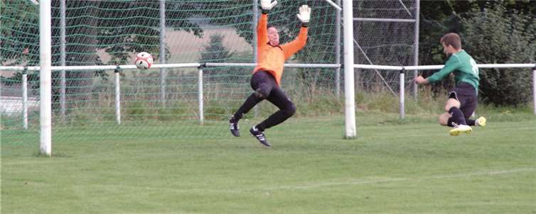 Ardian Dautaj erzielte das 1:0 mit dem ersten Angriff. Nach einer Flanke von Patrick Beutgen traf er per Kopf.Wolf Eggers, Sinzig-Franken