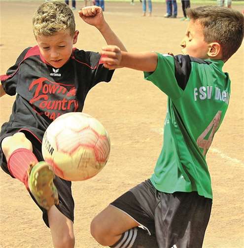 Ardian Rastelica (rechts) im mutigen Zweikampf. privat