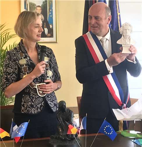 Ariane Stech, 1. Stv. Bürgermeisterin Meckenheim und M. Franck Vernin, Bürgermeister Le Mée sur Seine.