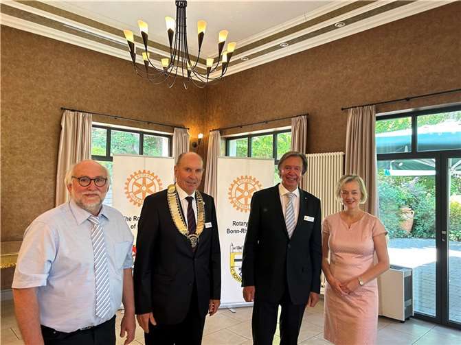 Ariane Stech, stellv. Bürgermeisterin von Meckenheim (r.) und ihr Rheinbacher Amtskollege Karl Heinz Kerstholt (l.) umrahmen den neuen Präsidenten des Rotary Clubs Bonn-Rheinbach, Kurt Herrmann (mit Amtskette) und seinen Vorgänger Karl Esser.  Foto: Klaus-Peter von der Eltz/RC Bonn-Rheinbach