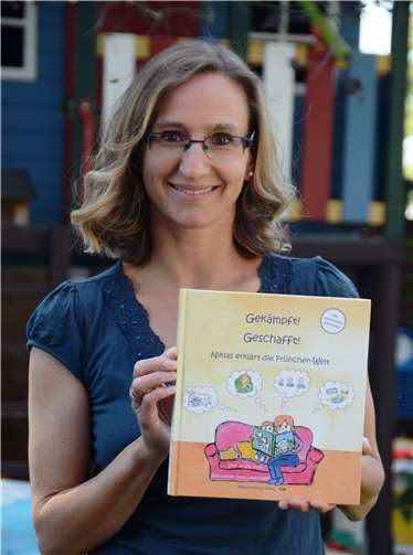 Ariane Thiel präsentiert stolz ihr erstes Bilderbuch.