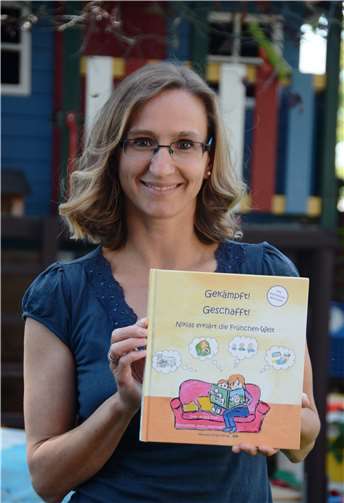Ariane Thiel präsentiert stolz ihr erstes Bilderbuch.