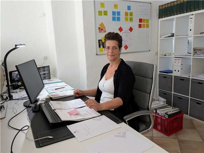 Ariane Uhrmacher erledigt für ihre Kunden Korrespondez.