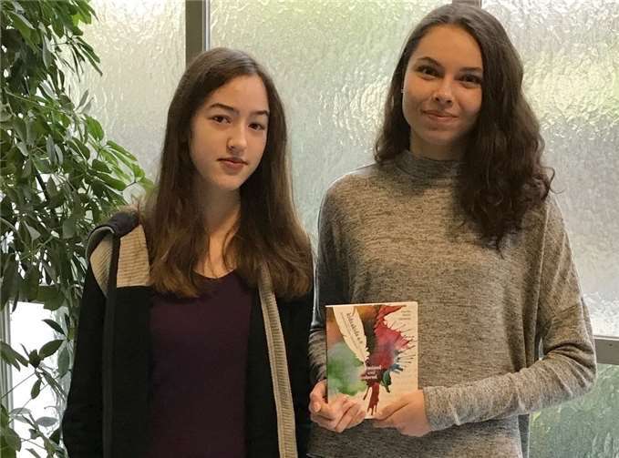 Ariane (links) und Oriana (rechts) freuen sich, ihre Kurzgeschichte bei kiz4kids zu lesen. privat