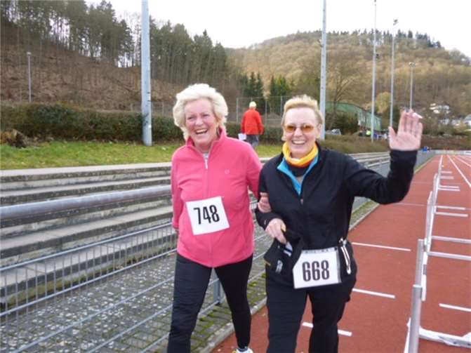 Arm in Arm nach 5.600 Meter Walking im Zieleinlauf, Maria Langers (re.) DJK Ochtendung und Monika Walker von der LA TuS Mayen.