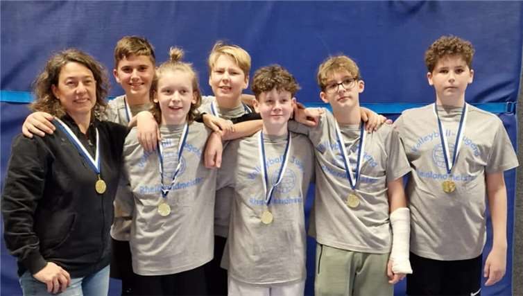 Arm in Arm stehen die erfolgreichen Sinziger Jungs für das Siegerfoto bereit und blicken stolz auf ihre Gemeinschaftsleistung.  Foto: privat