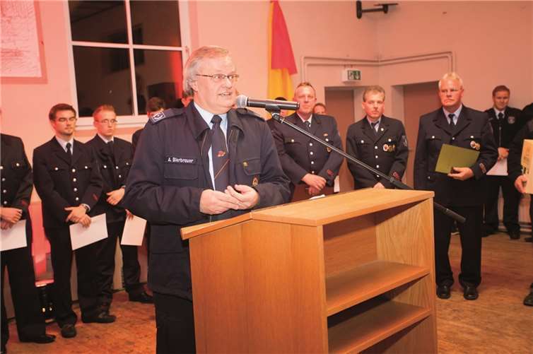Armin Bierbrauer war für den Kreisfeuerwehrverband anwesend und ehrte Edwin Theis.