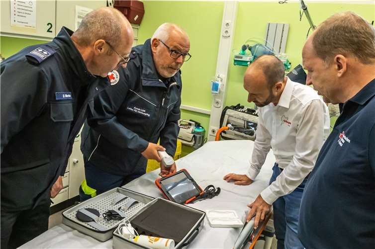 Armin Link präsentiert das neue, mobile Ultraschallgerät des Rettungsdienstes Nürburgring. Das Gerät ermöglicht schnelle Diagnosen noch am Unfallort.