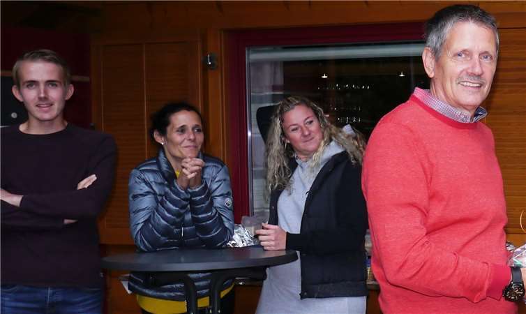 Armin Müller nahm für 30 jährige Mitgliedschaft ein Präsent entgegen.Fotos: Dietrich Rockenfeller/TC Steimel