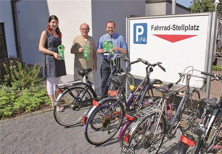 Armin Rau (Mitte) hat die Aktion „Radgeber“ in der Verbandsgemeinde Brohltal ins Leben gerufen. Hier übergibt er fünf Fahrräder an Bürgermeister Johannes Bell und Jana Holzem vom Sozialamt Brohltal für Flüchtlinge und Asylbewerber.privat