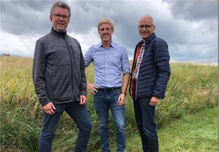 Armin Seiwert und Bruno Müller zeigten Christoph Schmitt den Ort Kirchwald. Foto: privat