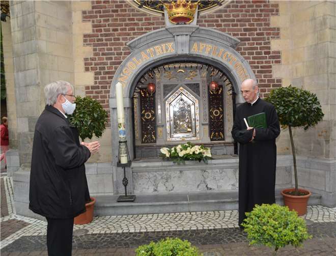 Armin von Ameln (links) und Kevelaers Pfarrer Josef Cornelißen beim Entzünden der Kerze an der Gnadenkapelle. Fotos: BE