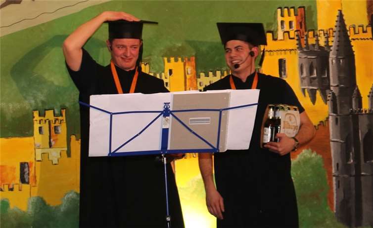 Arne Bleidt und Felix Baum rissen das Publikum mit ihrer Diskussion über Beziehungsprobleme von den Stühlen.