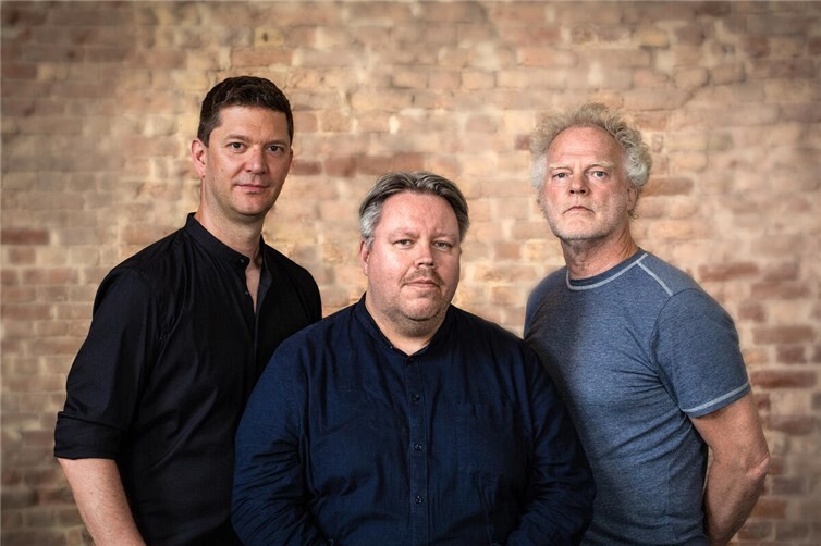 Arne Jansen (Gitarre), Anders Jormin (Bass) und Uwe Steinmetz (Lesung & Saxophon)Jansen-Jormin-Steinmetz©Stefanie-Marcus