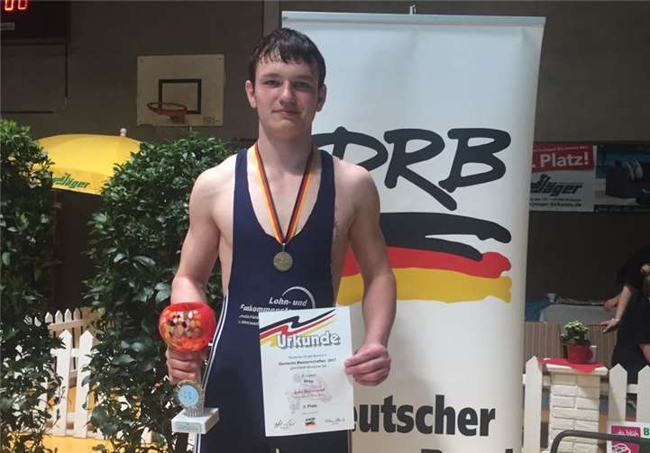 Arne Kornrumpf freut sich über seine Bronzemedaille. Privat