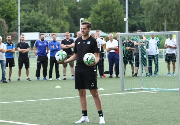 Arne Stratmann, U12-Trainer der TSG 1899 Hoffenheim, zeigte den Kongressteilnehmern in einem Demotraining mit der U12 von TuS Koblenz Verbesserungsmöglichkeiten der Spielfähigkeit auf. privat