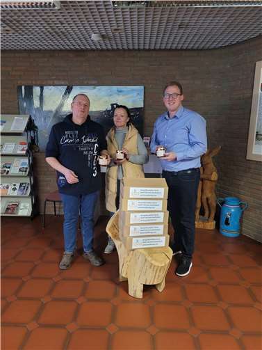 Arne und Alexandra Senck übergaben 65 Gläser Honig an Philipp Rasbach (rechts) als Vertreter der Tafel Puderbach-Dierdorf.  Foto: privat