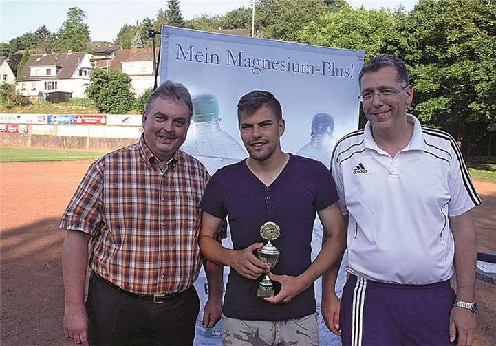 Arno Cornelius von der Firma Rhodius (l.) und Vorsitzender Ralf Dünchel überreichten an Jan Rieder den Pokal für den erfolgreichsten Torschützen an Jan Rieder von der SG Bad Breisig, der sieben Mal ins Schwarze traf.