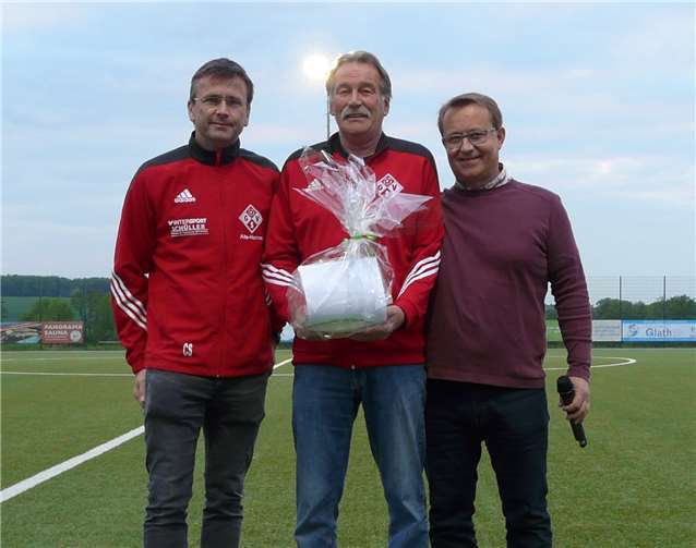 Arno Fuchs (r.) und Christoph Schmitt (l.) dankten Dieter Schäfer für 18 Jahre GSV-Vorsitz. Foto: privat