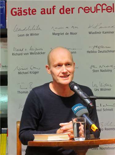 Arno Geiger gab in der Buchhandlung Reuffel erste Kostproben seines Romans „Unter der Drachenwand“ zum Besten.