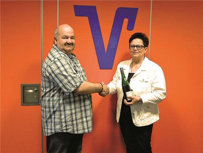 Arno Graf zusammen mit Michaele Deisen, Niederlassungsleiterin der Raiffeisenbank Winningen, bei der Gewinnübergabe.privat