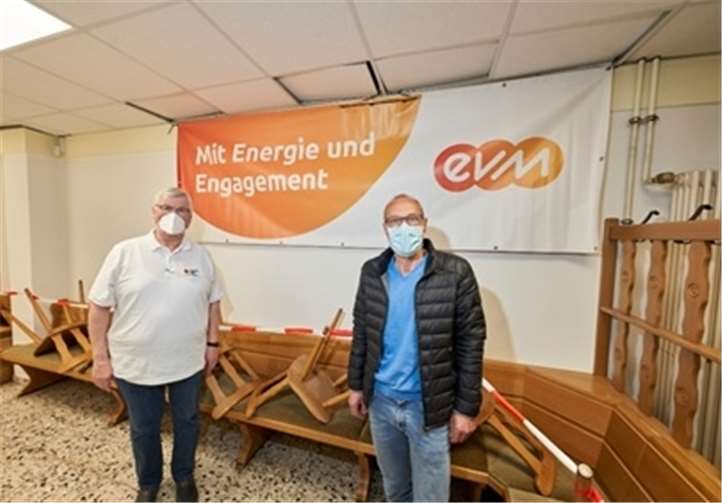 Arno Ilse, Energieberater der evm, übergibt 250 Euro an Willi Greschner, Vorsitzender des DRK-Ortsverein Selters. Für die symbolische Unterstützung wurde zusätzlich noch eine Bande aufgehangen. Foto: evm/Sascha Ditscher