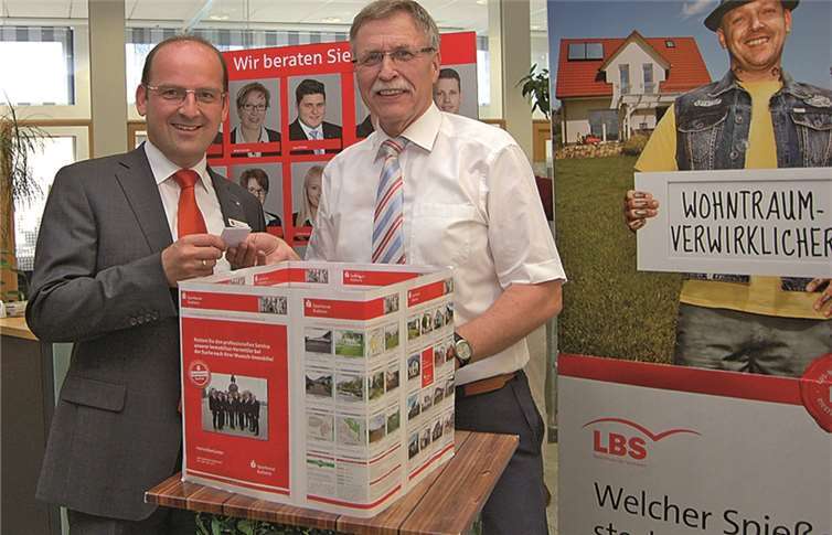 Arno Minwegen (l.), Geschäftsstellenleiter in Vallendar, sowie Stadtbürgermeister Günther Hahn bei der Ziehung der Gewinner.privat