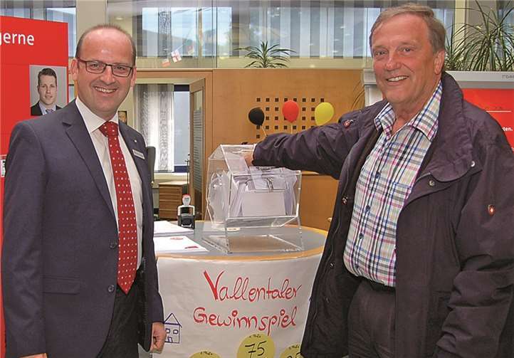 Arno Minwegen (links), der Geschäftsstellenleiter in Vallendar sowie der neue Stadtbürgermeister Gerd Jung bei der Ziehung der Gewinner. privat