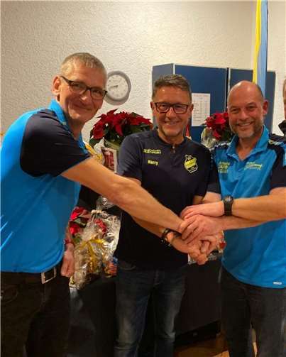 Arnold Hahn (r.) und Rainer Bomm (l.) wurden unter der Leitung von Harald Piroth für weitere zwei Jahre zum Lauftreffleiter bzw. stellvertretender Lauftreffleiter einstimmig wiedergewählt. Foto: privat