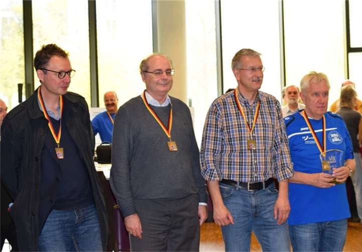 Arnold Hemmann (2.v.l.) und Hans Lotzien (r.) mit ihren Mannschaftskollegen Hemmann und Lotzien erreichen mit ihrem Team den 3. Platz.Privat
