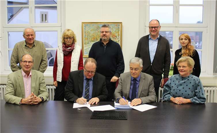 Arnold Hoffmann, Alfred Schmitz, Monika Korden, Guido Nisius, Klaus Jüngling, Willi Kaspari, Stefan Zimmermann, Ramona Kasper, Barbara Fyrnys-Kutsch (v.l.) bei der Vertragsunterzeichnung. Quelle: Katholische KiTa gGmbH Koblenz