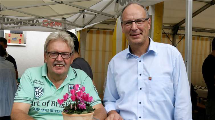 Arnold Hoffmann auf dem MSC Stand im Gespräch mit Rennfahrerlegende Johannes Scheid.