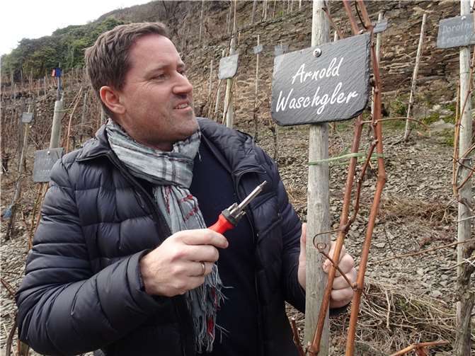 Arnold Waschgler befestigt seine Schiefertafel zur Übernahme der Rebenpatenschaft.Foto: privat