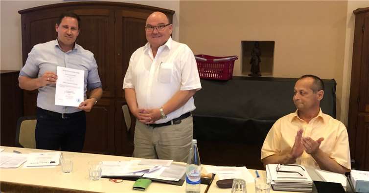 Arnold Waschgler (l.) wurde offiziell zum Ortsbürgermeister von Lehmen ernannt. Fotos: privat